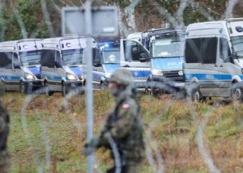 BELARUS - NOVEMBER 8, 2021: Polish police officers guard the area by the Belarusian-Polish border. Nearly 1,000 refugees were heading towards the Polish border in the morning of November 8, 2021. The foreigners intend to exercise their right to apply for a refugee status in an EU country. Poland's troops in the border regions were put on full alert. Leonid Shcheglov/BelTA/TASS

Áåëîðóññèÿ. Ïîëèöèÿ Ïîëüøè íà áåëîðóññêî-ïîëüñêîé ãðàíèöå. Â ïîíåäåëüíèê óòðîì ãðóïïà äî òûñÿ÷è áåæåíöåâ ñ âåùàìè äâèãàëàñü ïî òåððèòîðèè Áåëîðóññèè ê ãðàíèöå ñ Ïîëüøåé. Âëàñòè Áåëîðóññèè ñîîáùèëè, ÷òî èíîñòðàíöû, íàõîäÿùèåñÿ âáëèçè ãðàíèöû ñ Ïîëüøåé, çàÿâëÿþò î íàìåðåíèè ïîïàñòü íà òåððèòîðèþ ñîïðåäåëüíîé ñòðàíû è ðåàëèçîâàòü ïðàâî íà ïîëó÷åíèå ñòàòóñà áåæåíöà â ÅÑ. Ïîëüøà â ñâÿçè ñ íàïëûâîì áåæåíöåâ ïðèâåëà âîéñêà òåððèòîðèàëüíîé îáîðîíû â ñîñòîÿíèå ïîâûøåííîé ãîòîâíîñòè. Ëåîíèä Ùåãëîâ/ÁåëÒÀ/ÒÀÑÑ