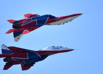 Самолеты МиГ-29 пилотажной группы "Стрижи"
