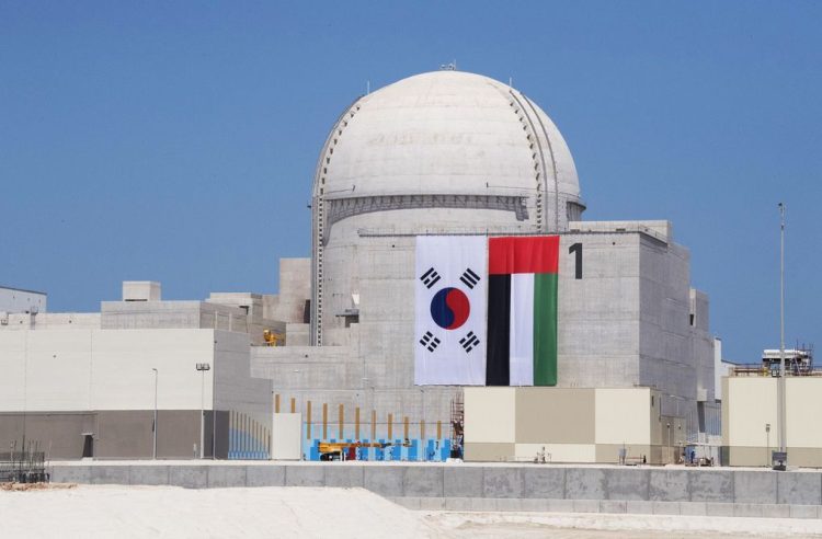 A handout picture released by the United Arab Emirates News Agency, WAM, on March 26, 2018 shows Mohamed bin Zayed al-Nahyan, Crown Prince of Abu Dhabi Deputy Supreme Commander of the UAE Armed Forces (R) and Moon Jae-in, President of South Korea shaking hands during a ceremony celebrating the completed construction of the first unit at the Barakah Nuclear Energy Plant in Al-Dafrah. - The United Arab Emirates said that one of four nuclear reactors at its debut plant has been completed as it moves closer to becoming the first Arab nation to produce atomic power. (Photo by Abdullah AL-JUNAIBI / WAM / AFP) / RESTRICTED TO EDITORIAL USE - MANDATORY CREDIT "AFP PHOTO / WAM / ABDULLAH AL-JUNAIBI" - NO MARKETING NO ADVERTISING CAMPAIGNS - DISTRIBUTED AS A SERVICE TO CLIENTS