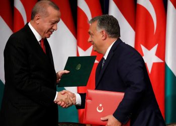 Hungarian Prime Minister Viktor Orban and Turkish President Recep Tayyip Erdogan shake hands after signing documents during a news conference in Budapest, Hungary November 7, 2019. REUTERS/Bernadett Szabo - RC2F6D9IE2YE
