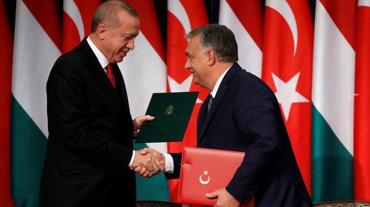 Hungarian Prime Minister Viktor Orban and Turkish President Recep Tayyip Erdogan shake hands after signing documents during a news conference in Budapest, Hungary November 7, 2019. REUTERS/Bernadett Szabo - RC2F6D9IE2YE